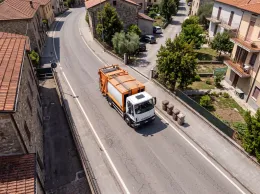 Camion raccolta rifiuti dall'alto